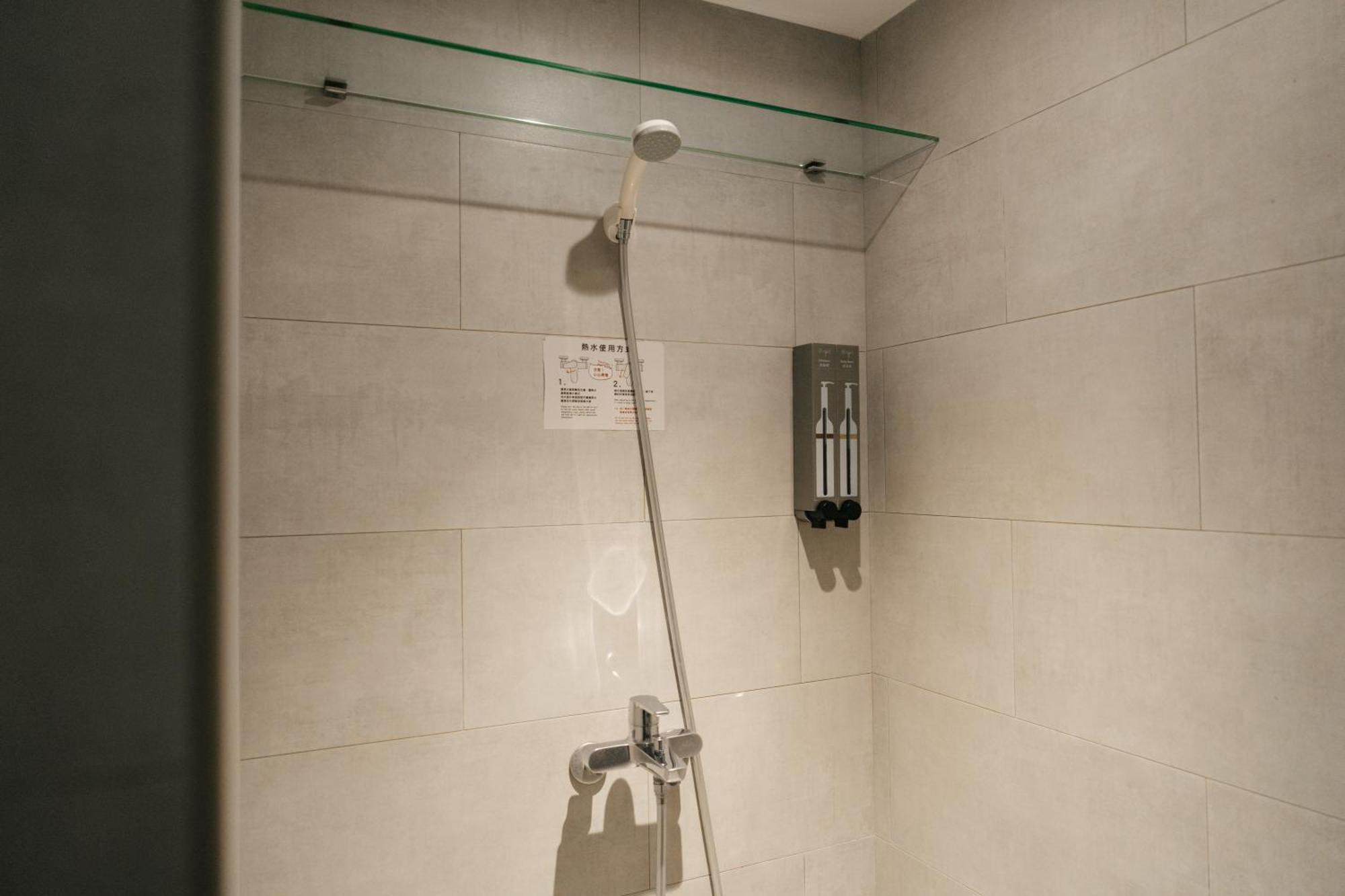 Norden Ruder Hostel Taichung Bagian luar foto